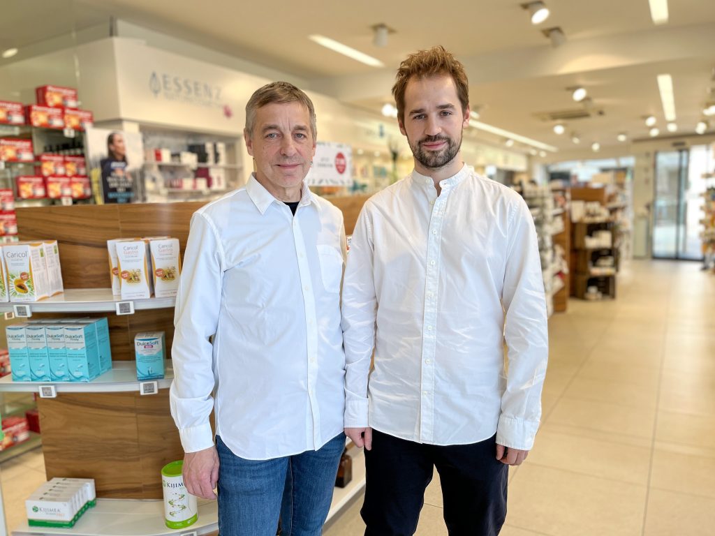 Simon und Thomas Job in der Marienapotheke.